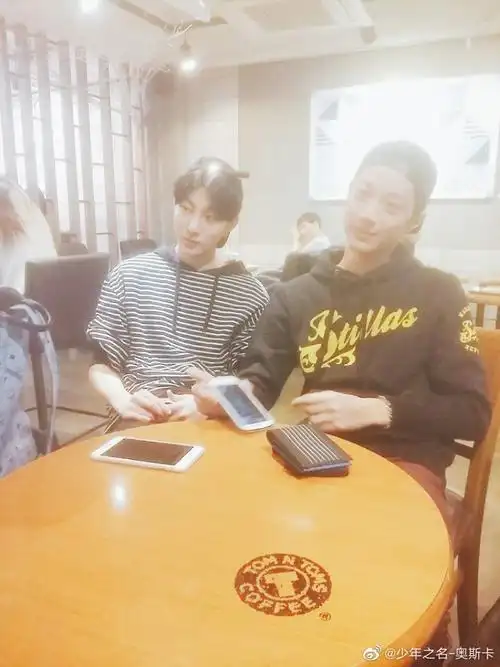 奥斯卡发了跟赖冠霖和宋雨琦的聚餐合照