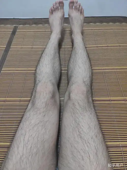 腿毛茂盛的男生夏天应该刮腿毛吗