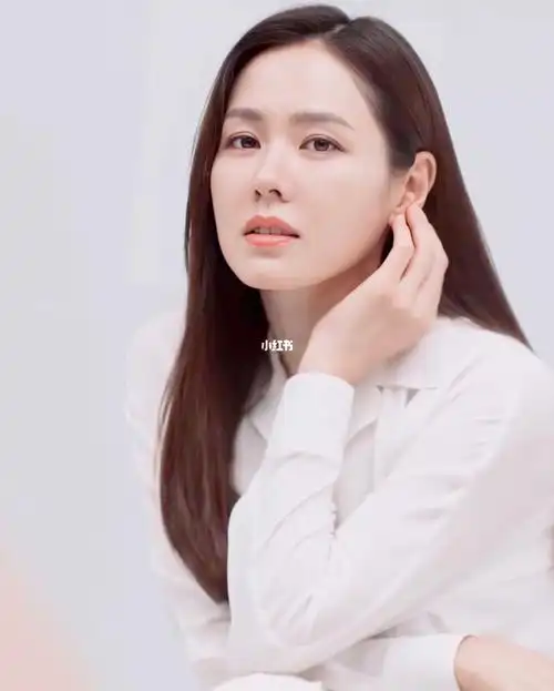 孙艺珍白色衬衣的知性美