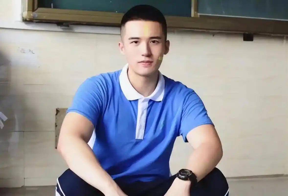 中学生发型(中学生发型标准出炉,男生清爽少年感十足,女生却直呼难以