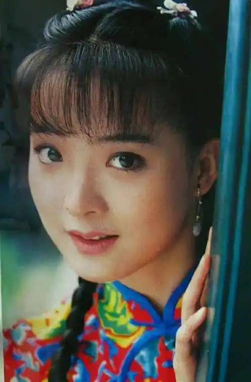 这也让演女二号"曾靖萱"的王艳知名度迅速提升,成为一代年轻人的女神