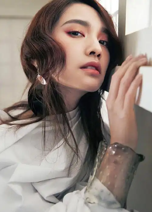 简介:杨丞琳妩媚多姿时尚杂志封面大片,分享一组杨丞琳图片给大家,图