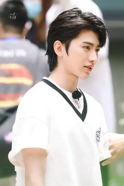 燕尾服长腿王子和校草学长我都要了~蔡徐坤《奔跑吧》杭州路透美颜