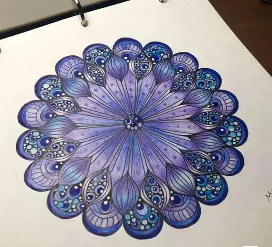 东孔兑幼儿园大一班《相反国》主题活动之创意对称画