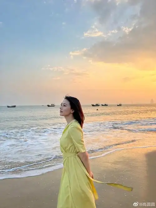 高圆圆海边游玩不忘宣传新剧穿黄裙迎晚霞