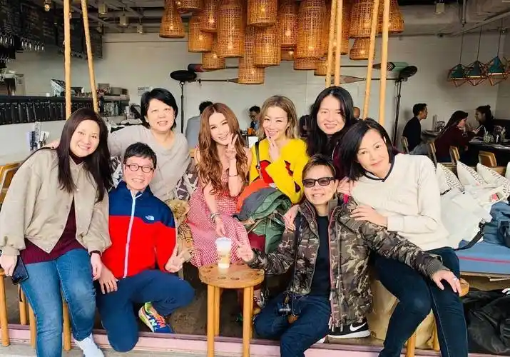 除此之外,温碧霞还晒出店内友人的合照,温碧霞和郑秀文坐在中间,是