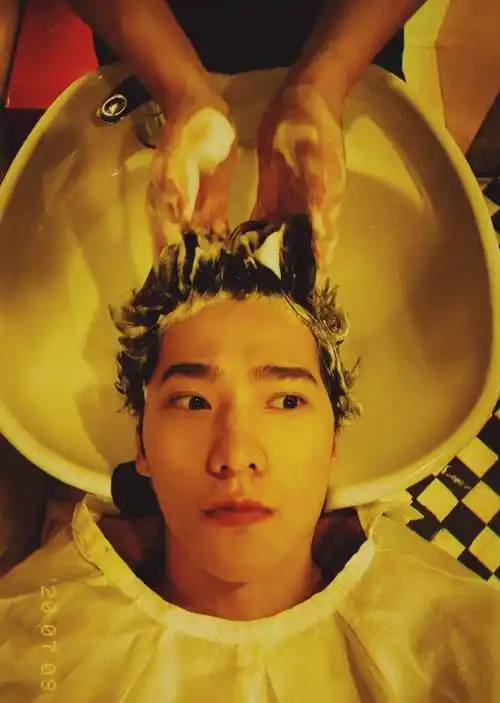 杨洋久违发自拍,再现半永久毛寸,粉丝却齐喊想要长发顺毛洋_短发_形象