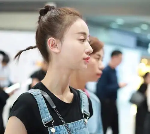 吴谨言太瘦了,扎丸子头配背带裤,时尚减龄又清纯