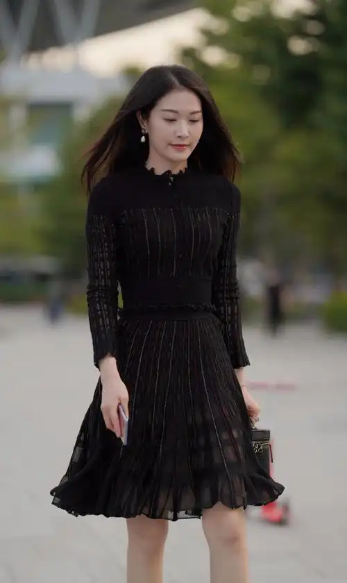 套装更适合职业女性美女选择黑色两件套裙子轻松穿出精致效果