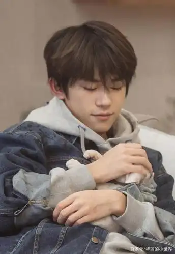 朋友请听好:易烊千玺脏脏牛仔衣潮酷有型,少年怀抱猫咪眼神宠溺