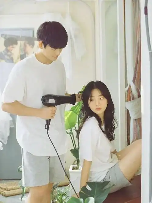 女生就安静的在那里享受,表情可以放松些～男生一只手撩着半干的湿发