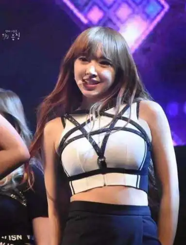 程潇真不愧是"奶潇",几根皮带胸口勒成五角星,网友:太禁欲!