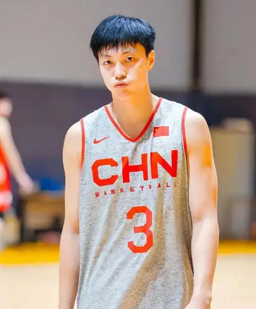 中国男篮集训第2天乔帅盛赞新星8大主力浮现广东2将迎挑战