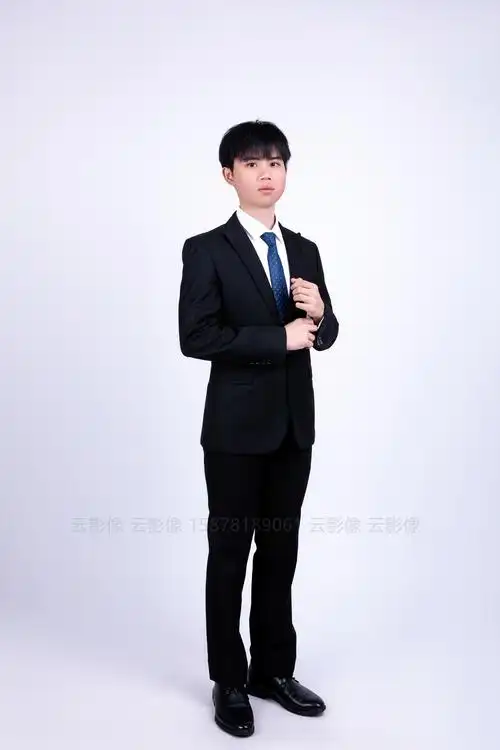 南宁大学高校毕业生正装全身照