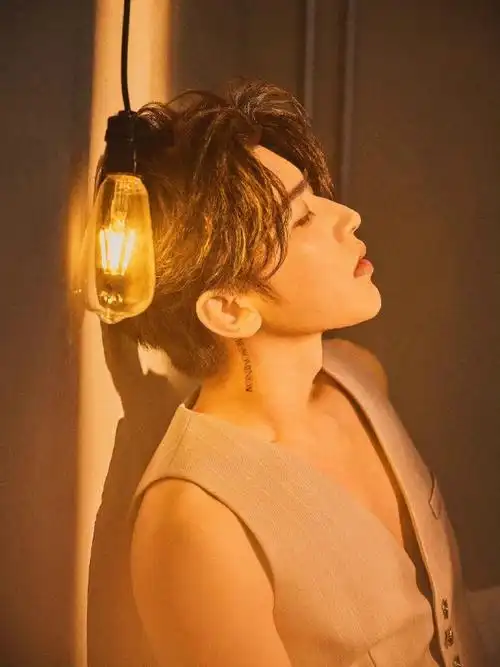 室内光影写真##蔡徐坤新歌spotlight#蔡徐坤超话复古光影映射绝美侧影