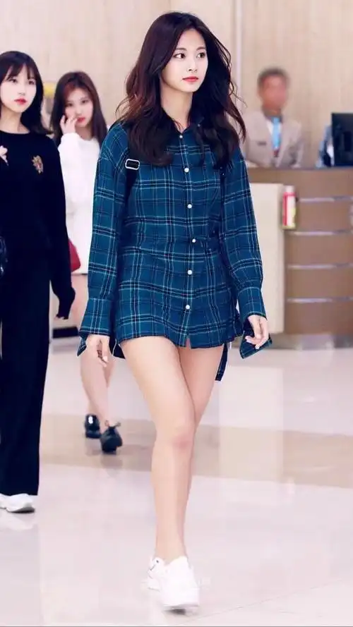 周子瑜街拍图,没有拉长的腿虽然有点粗,但是真实