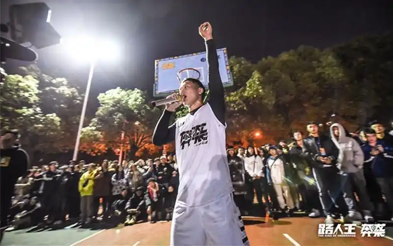 他是武汉街球领袖他是路人王首位签约球星周锐而立之年传奇之路才刚刚