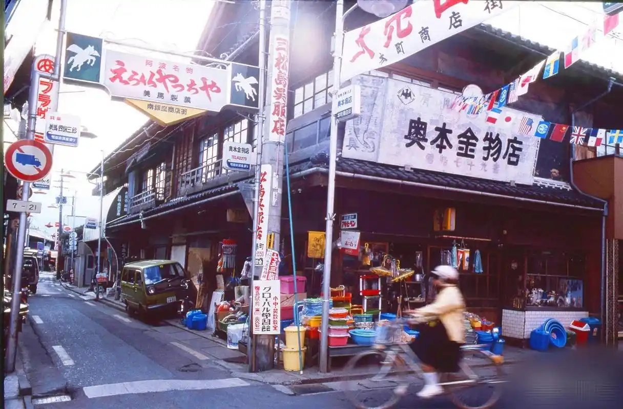 70年代的日本街头,虽然没有现在这么发达,但感觉朝气蓬勃,像极了我们