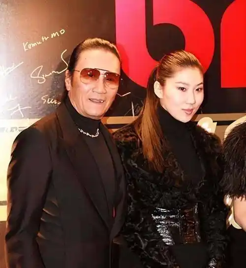 相差49岁的爷孙恋:谢贤养了12年的coco,分手5年后如今怎样了?