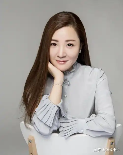 作为央视财经频道的一线主持,章艳的主持事业可以说蒸蒸日上,稳步发展