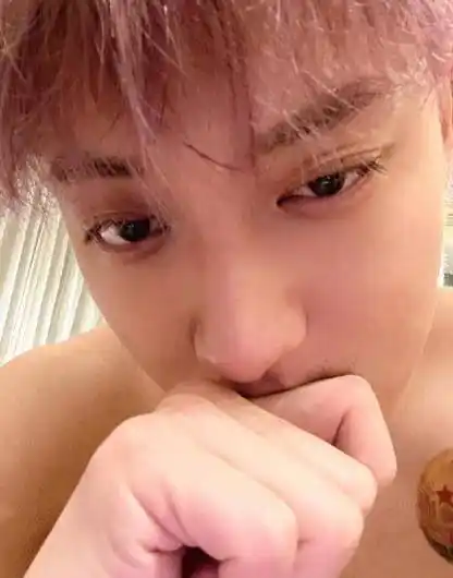 黄子韬晒光膀子自拍照,意外露出身材口龙珠纹身,被网友评价太油腻