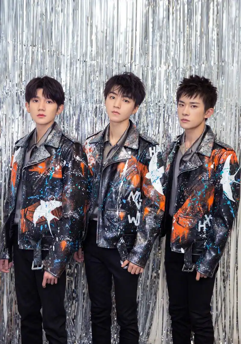 tfboys六周年演唱会海报合集,黑色西装尽显大长腿,让人羡慕_王源手