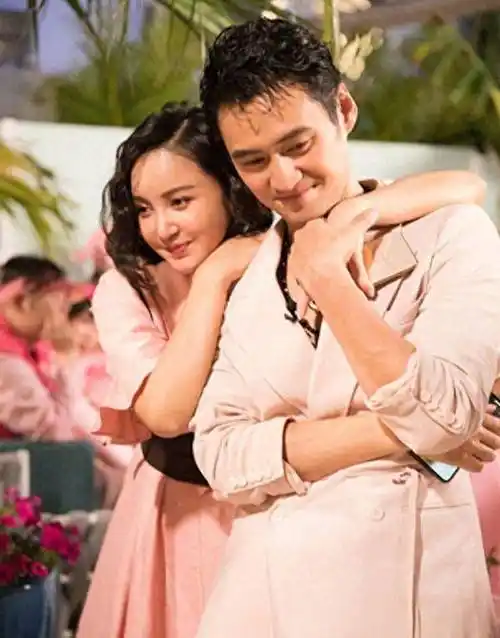 2019年7月14日张歆艺产子,袁弘在微博晒出儿子照片并配文道:"情人节