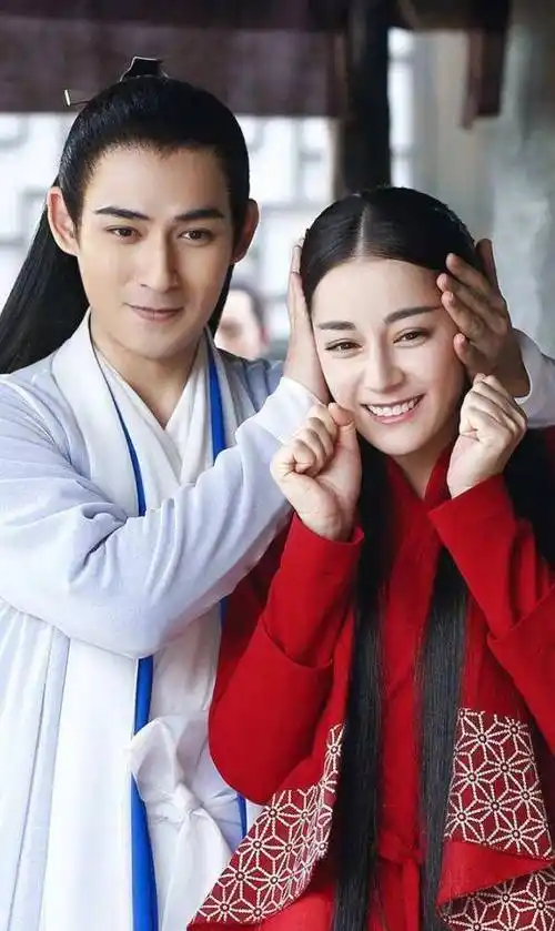 鹿晗迪丽热巴路透_鹿晗迪丽热巴最新互动_鹿晗和迪丽热巴明星八卦