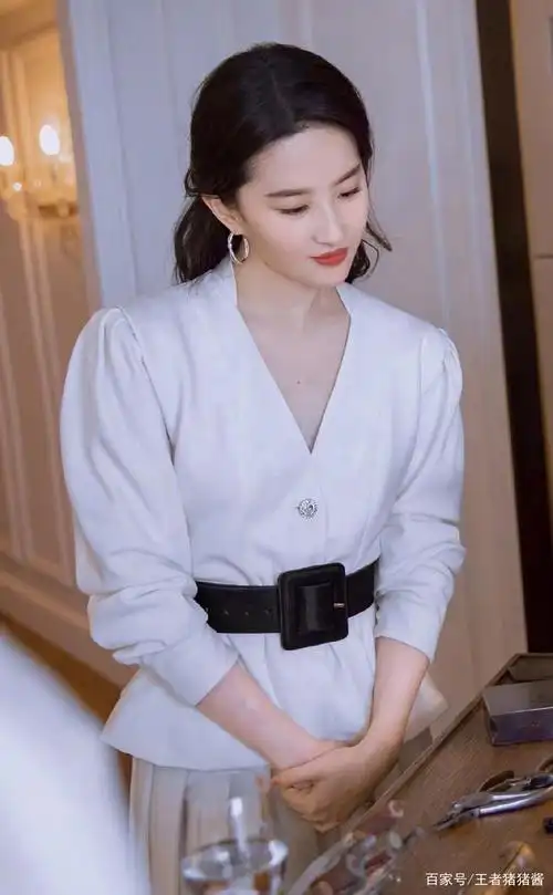 刘亦菲全新气质写真曝光 穿白色西装一头长发温柔典雅