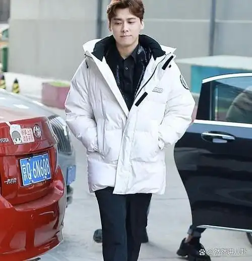 李易峰寺庙祈福近照曝光驼背如路人引关注退圈后昔日星味全无