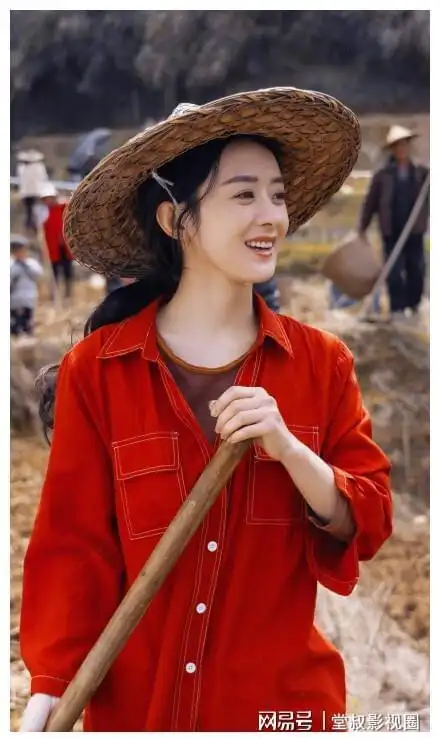 赵丽颖被喊话不像个农村人脸上没泥可是干农活不需要做作啊