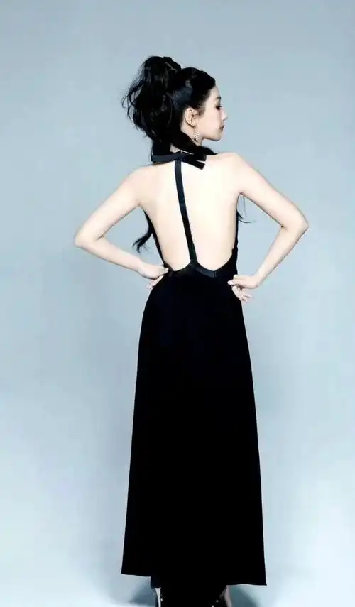 有一种尴尬叫女明星穿露背装把那英和杨紫放一起看差距出来了