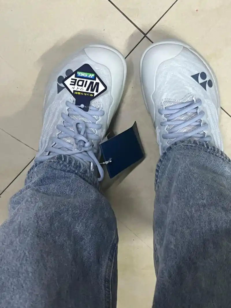 9615yonex超轻第五代 好轻好轻 因为喜欢这个配色 买的宽版 我脚