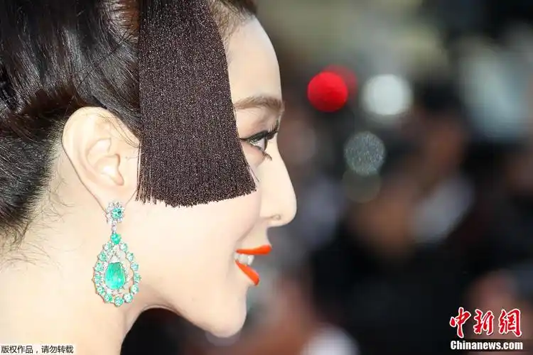 戛纳电影节开幕 范冰冰"china瓷"长裙惊艳(图)