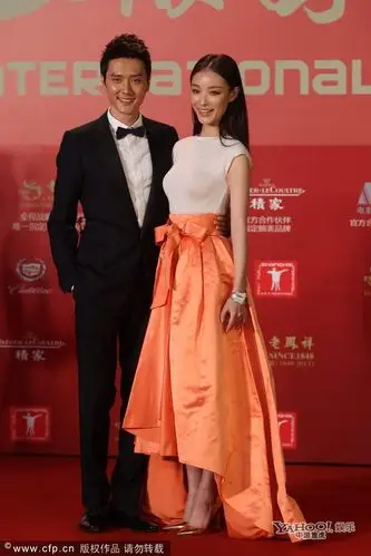 冯绍峰电影节红毯当众索吻倪妮羞涩躲避图