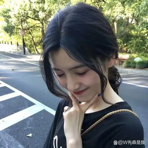 耐看的女生都有哪些特征: 1,皮肤白 皮肤白皙的女生回头率超高,穿什么