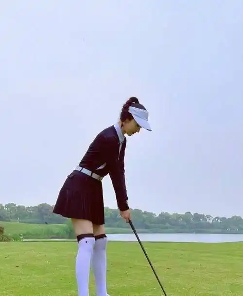 董璇穿百褶短裙打高尔夫球,整个人的形象像辣妹,打球时是真抢镜_运动
