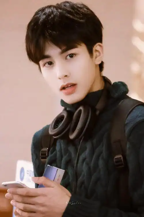 照片曝光后,不少网友也纷纷赞宋威龙一家颜值超高.