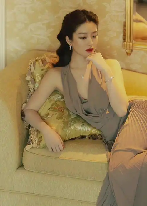 性感美女明星杨采钰写真