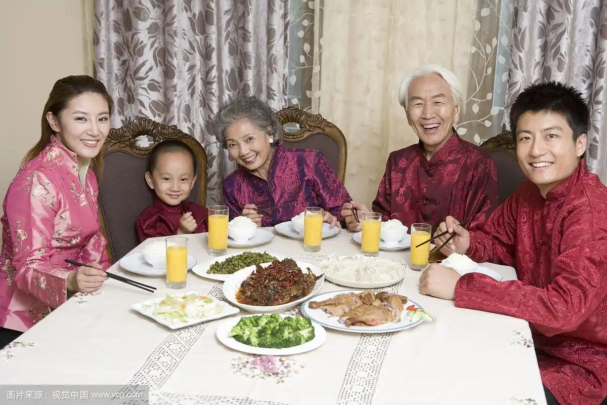 穿着唐装的三代同堂进餐合影