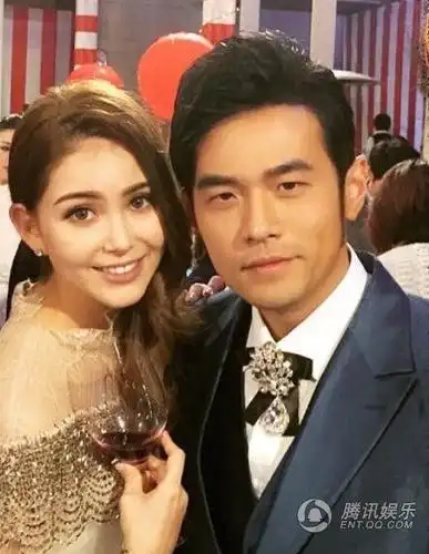 在现场新人与到场的亲友一起合影,在后台周杰伦和昆凌二人贴面合影