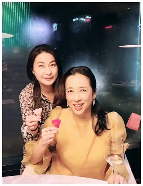 霍启刚兄弟三人为母亲朱玲玲庆生,郭晶晶和婆婆同框,婆媳俩很像_感觉