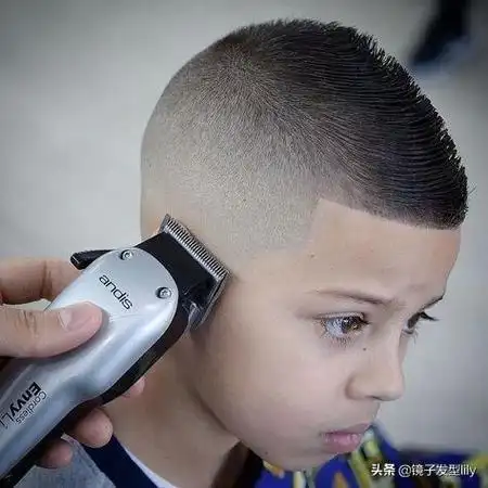 小寸头是适合大多数小男孩的发型,简单很清爽,好打理很精神.