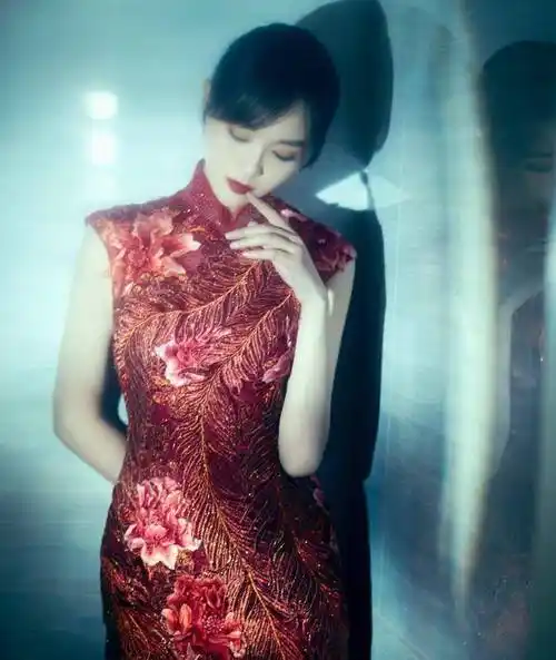 唐嫣穿旗袍,不料裙子中间像2条"孔雀尾巴",迎宾小姐即视感_穿戴_血色