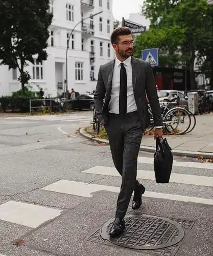 福州宝龙戈享西服定制——职场男士,该如何穿搭,沉稳又时尚?_西装
