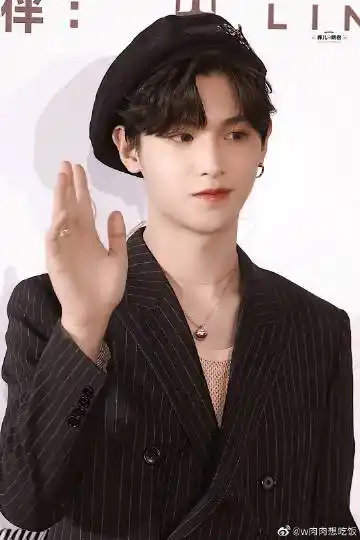 黄明昊费加罗盛典西装贝雷帽造型好酷,好有. 来自肉味的汀汀 - 微博