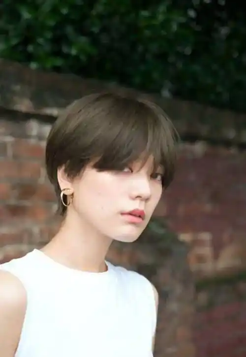 既可以假小子,也可以很女人,搭配一件简单的纯色t恤都帅的掉渣!