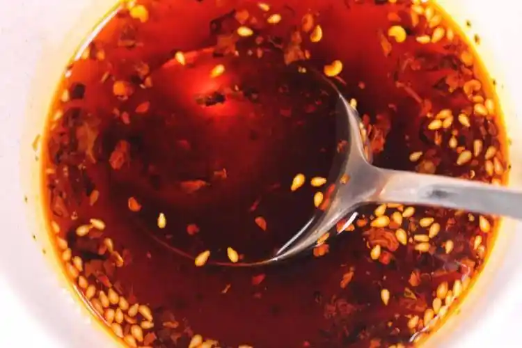 简单的一道干煸肉丝,加入自制的麻辣红油,成品别具风