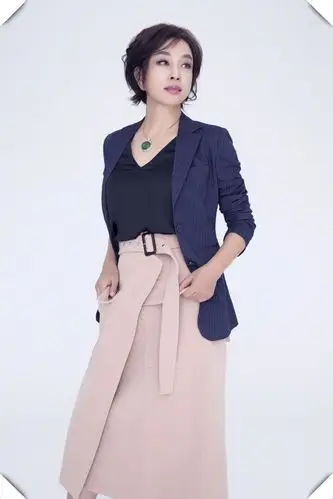 刘晓庆剪短发,新发型配西装优雅减龄