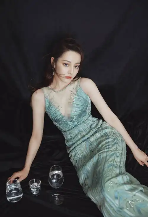 原创穿上"液体裙"的迪丽热巴,身材太炸街,不愧是直男眼中的心头肉